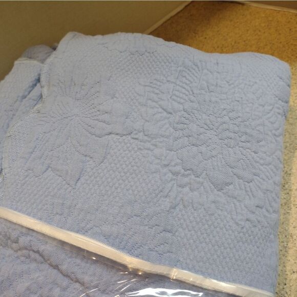 Linen Source Matelasse Blue Twin Coverlet - Picture 2 of 3